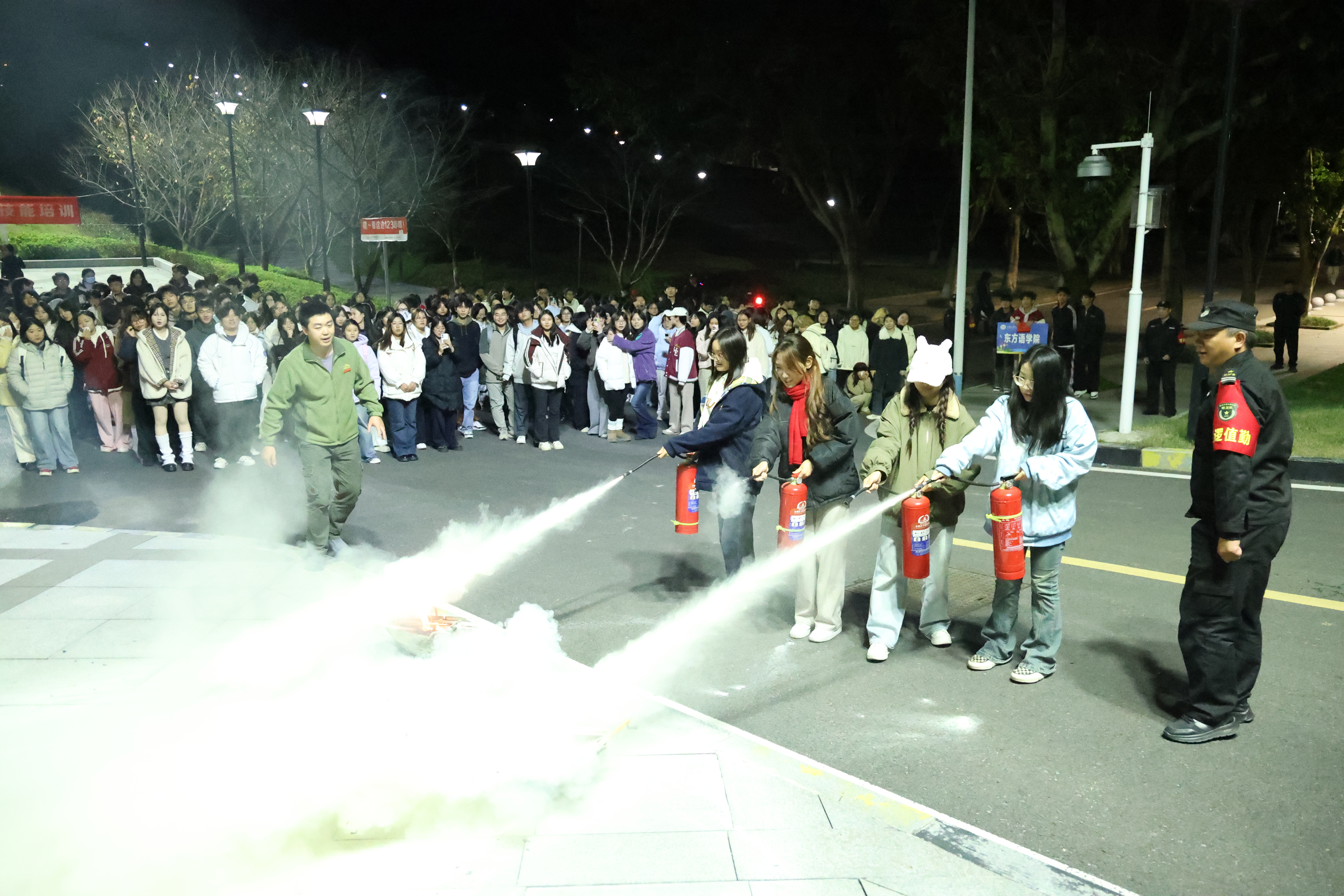 lMEe_1763627451738072836.jpg 学生体验扑灭火源.jpg