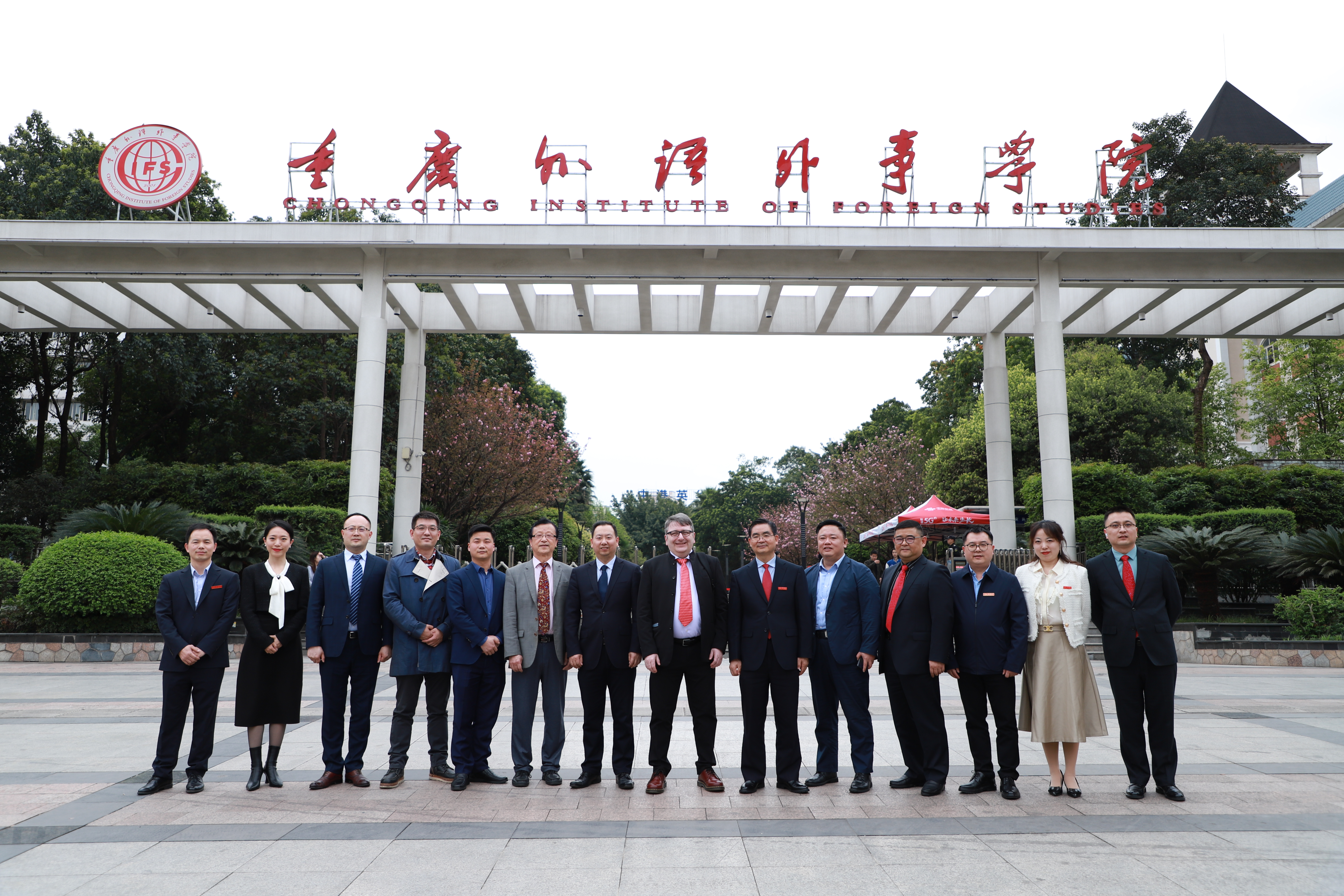 wRSg_1679483153626089476.jpg 校门口合照.jpg