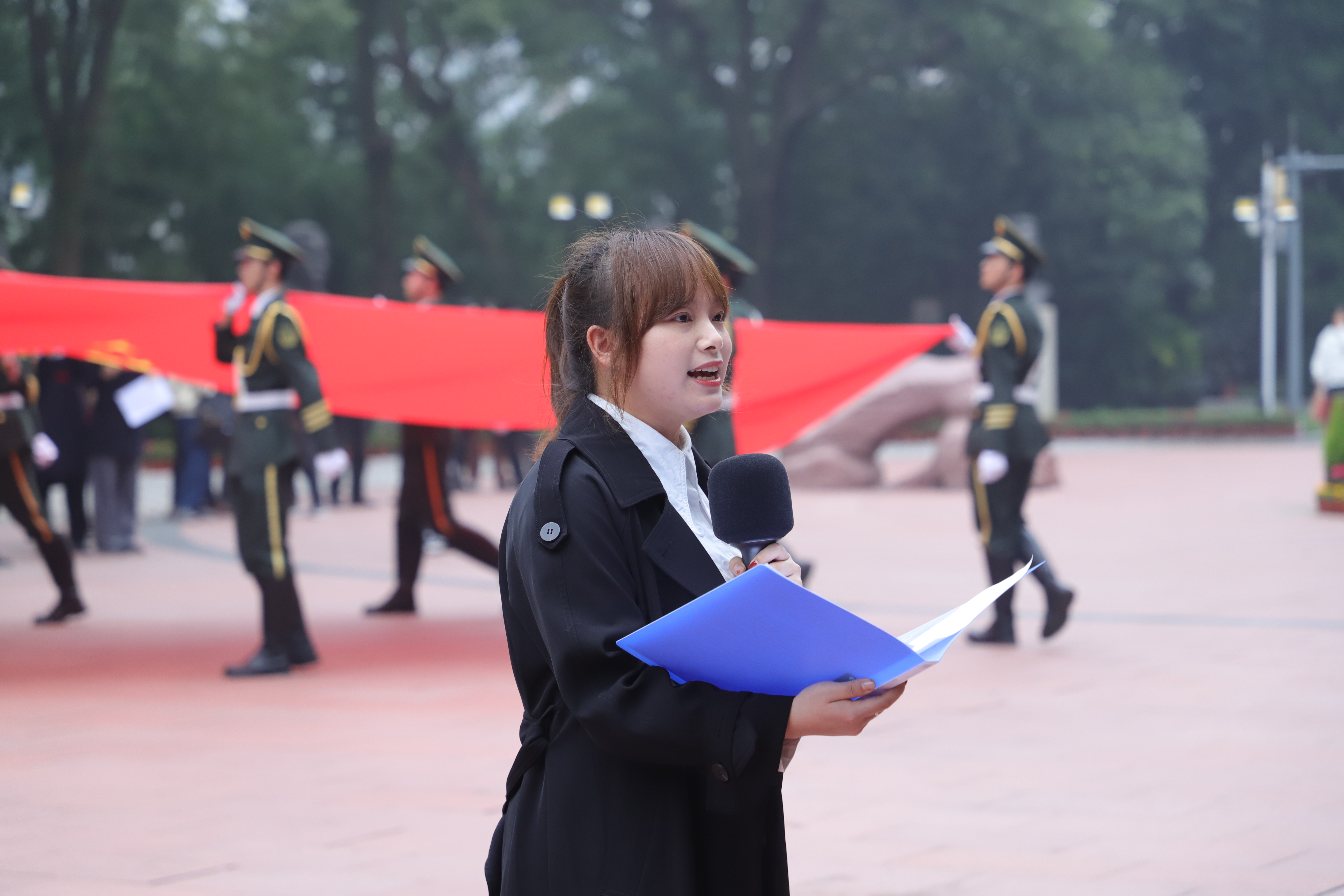 SqoC_1701049869388075746.jpg 教师代表发言.jpg