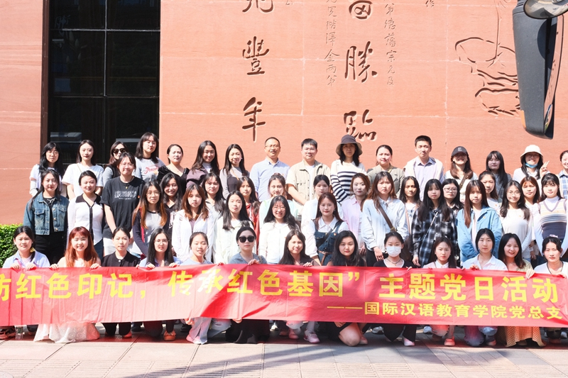 yiEf_1713421807720035153.jpg 白鹤梁合照.jpg