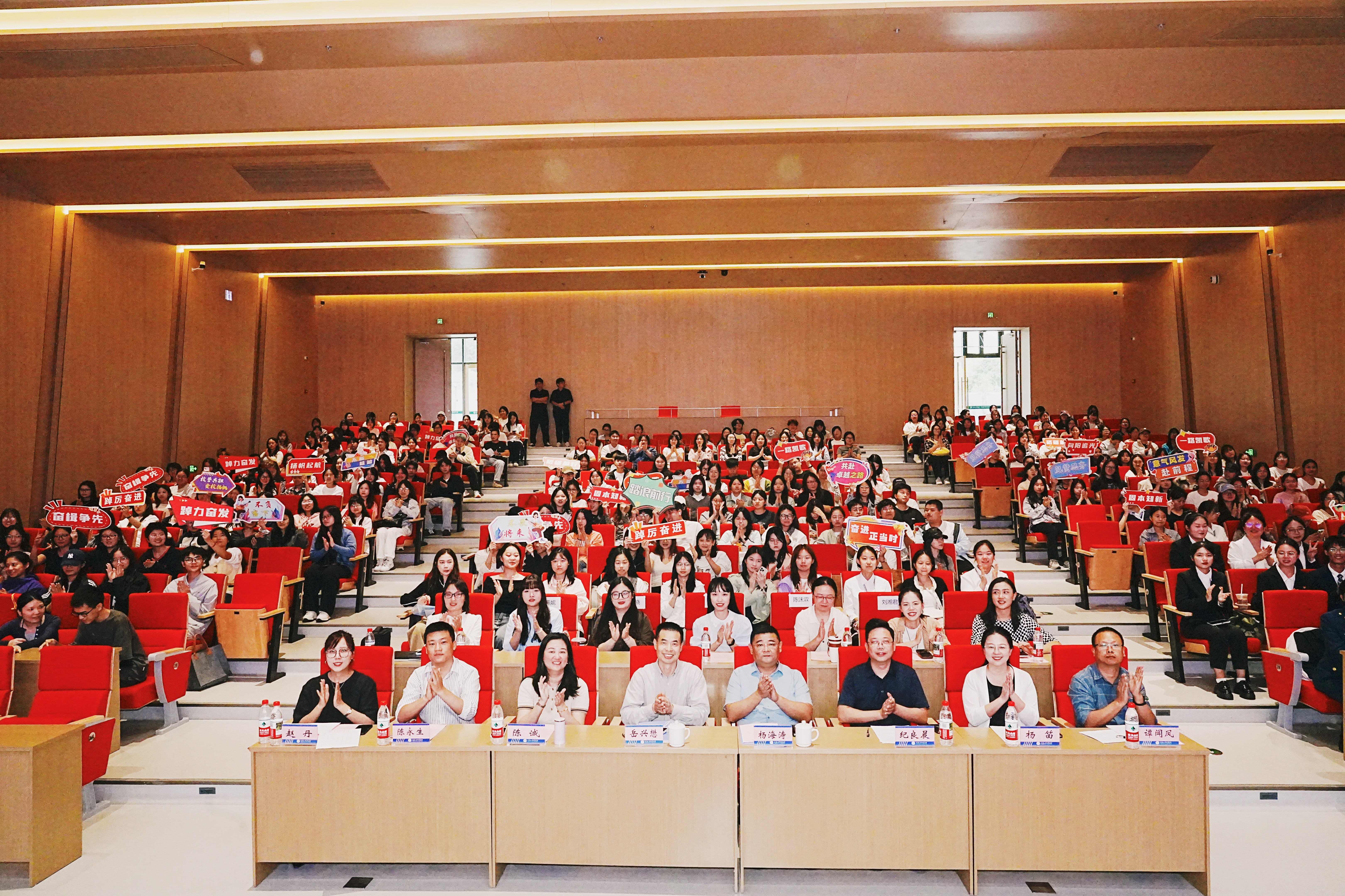 vdeV_1760945486325047981.jpg 綦江大合照.jpg