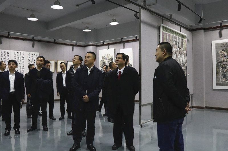 1638959227580068.jpg 参观艺术作品展.JPG